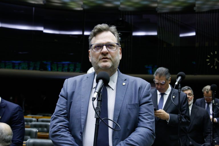 Deputado Paulo Bengtson fala ao microfone