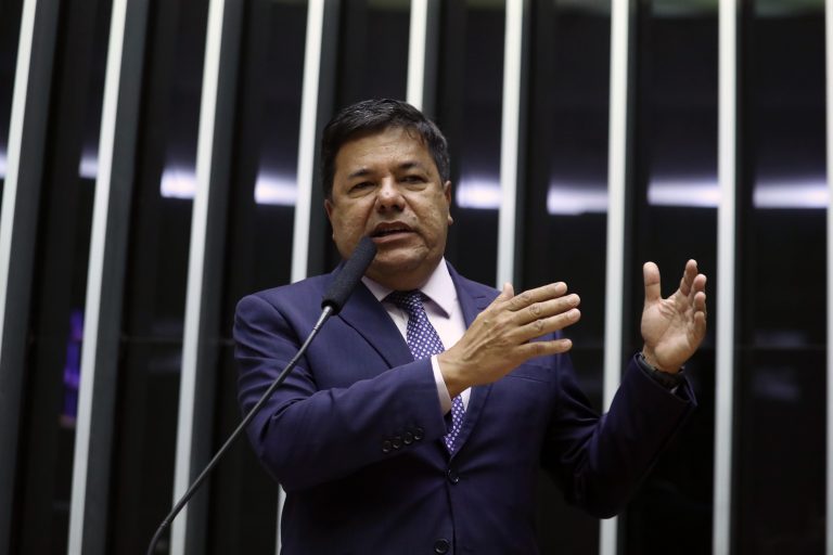 Mendonça Filho discursa na tribuna do Plenário