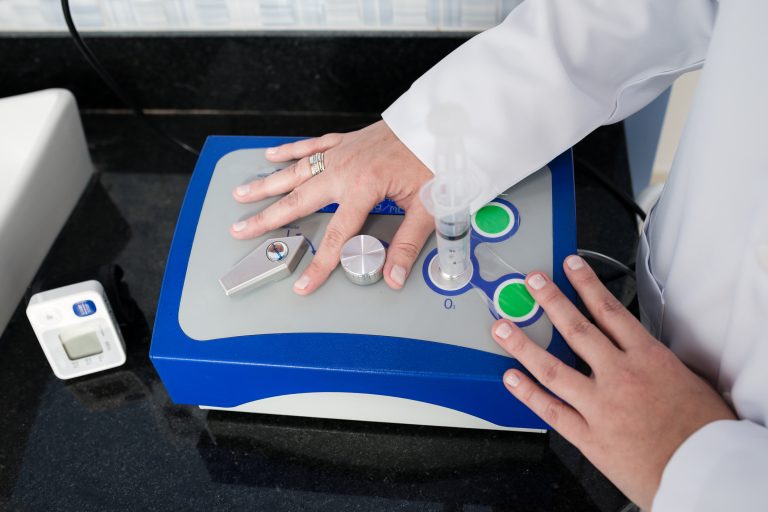 Saúde – Geral - Máquina de ozônio em funcionamento terapeuta - Ozônioterapia