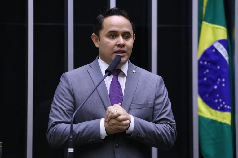 Deputado Gabriel Mota fala ao microfone