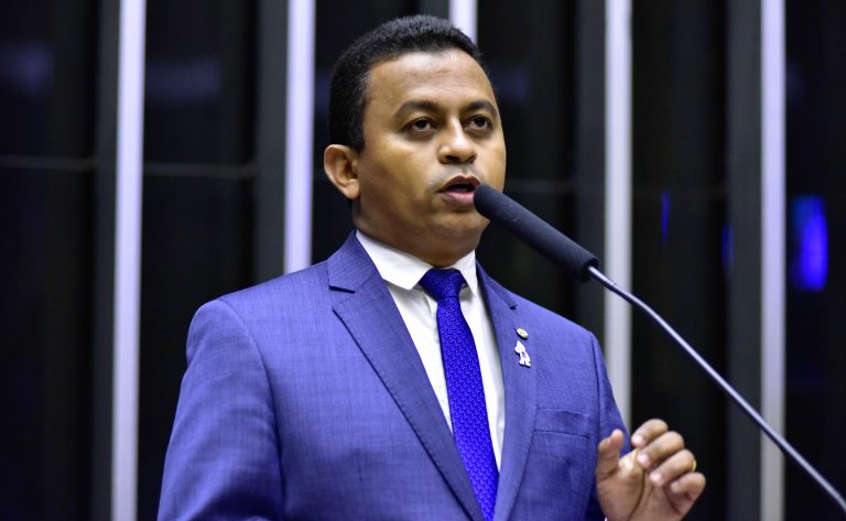 Dr. Francisco discursa na tribuna do Plenário