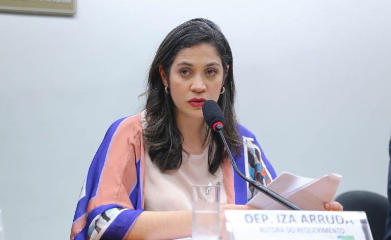Deputada Iza Arruda fala ao microfone