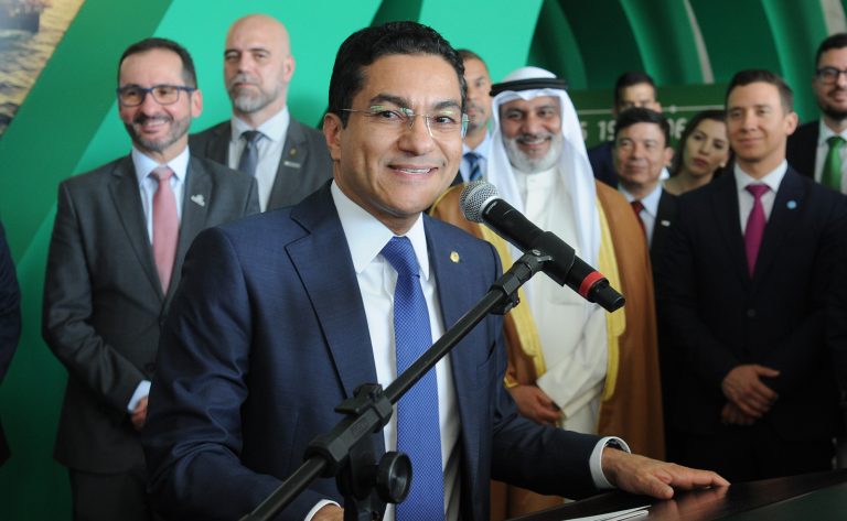 Marcos Pereira discursa na abertura da exposição