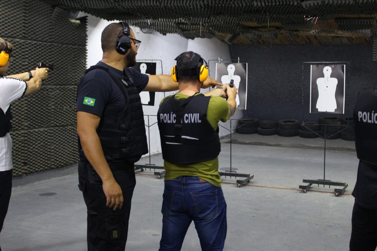 Policiais fazem treinamento de tiro 