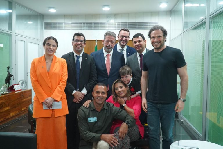Lira recebe o menino Gui, sua mãe, e deputados apoiadores do projeto