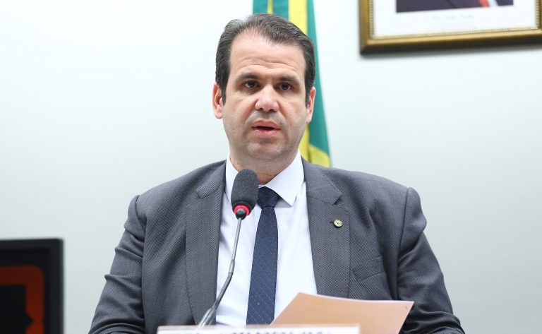 Deputado Aureo Ribeiro fala ao microfone