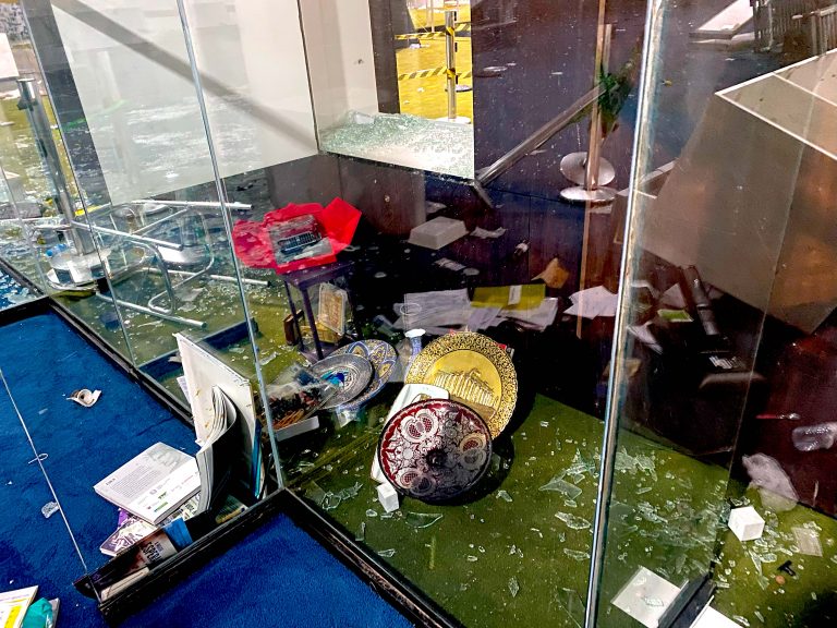 Presentes de autoridades estrangeiras quebradas na invasão da Câmara