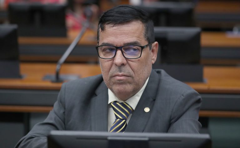Paulo Fernando participa de reunião de comissão