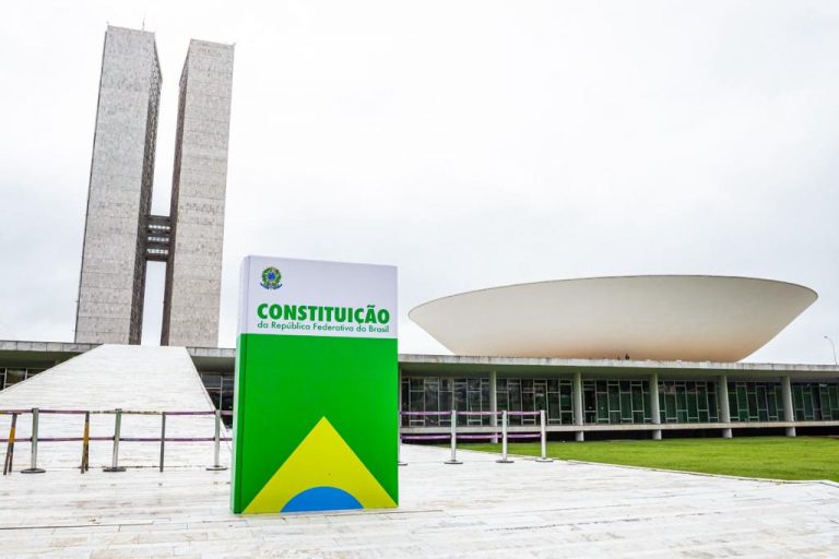 Constituição exposta no pé da rampa do Palácio do Congresso Nacional