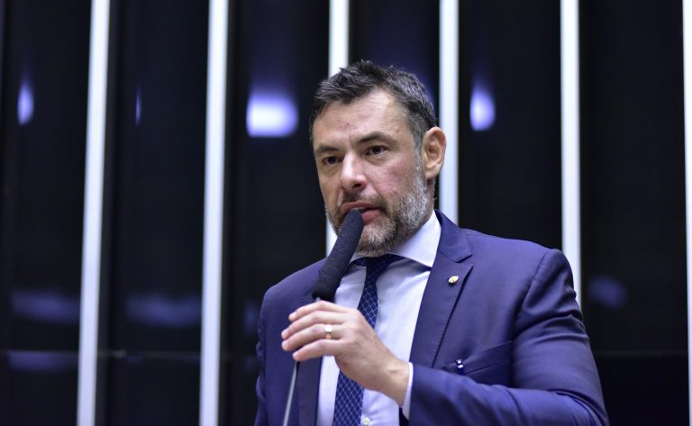 Deputado Marangoni fala ao microfone