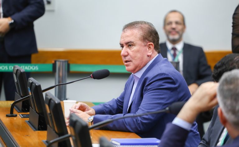 Jonas Donizette fala durante reunião de comissão