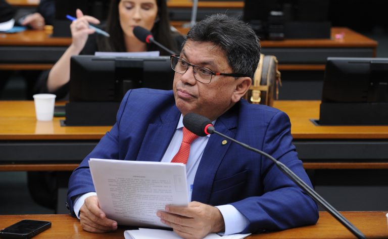 Deputado Márcio Jerry fala ao microfone