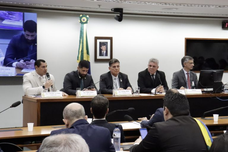 Deputados reunidos numa sala