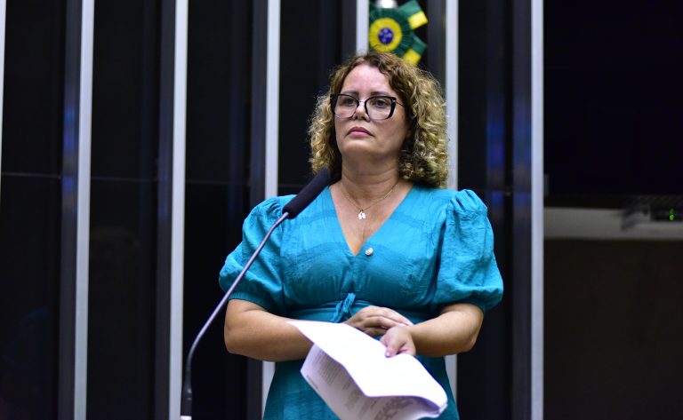 Deputada Nely Aquino fala ao microfone