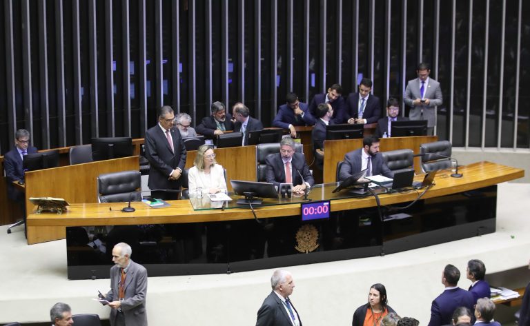 Discussão e votação de propostas.