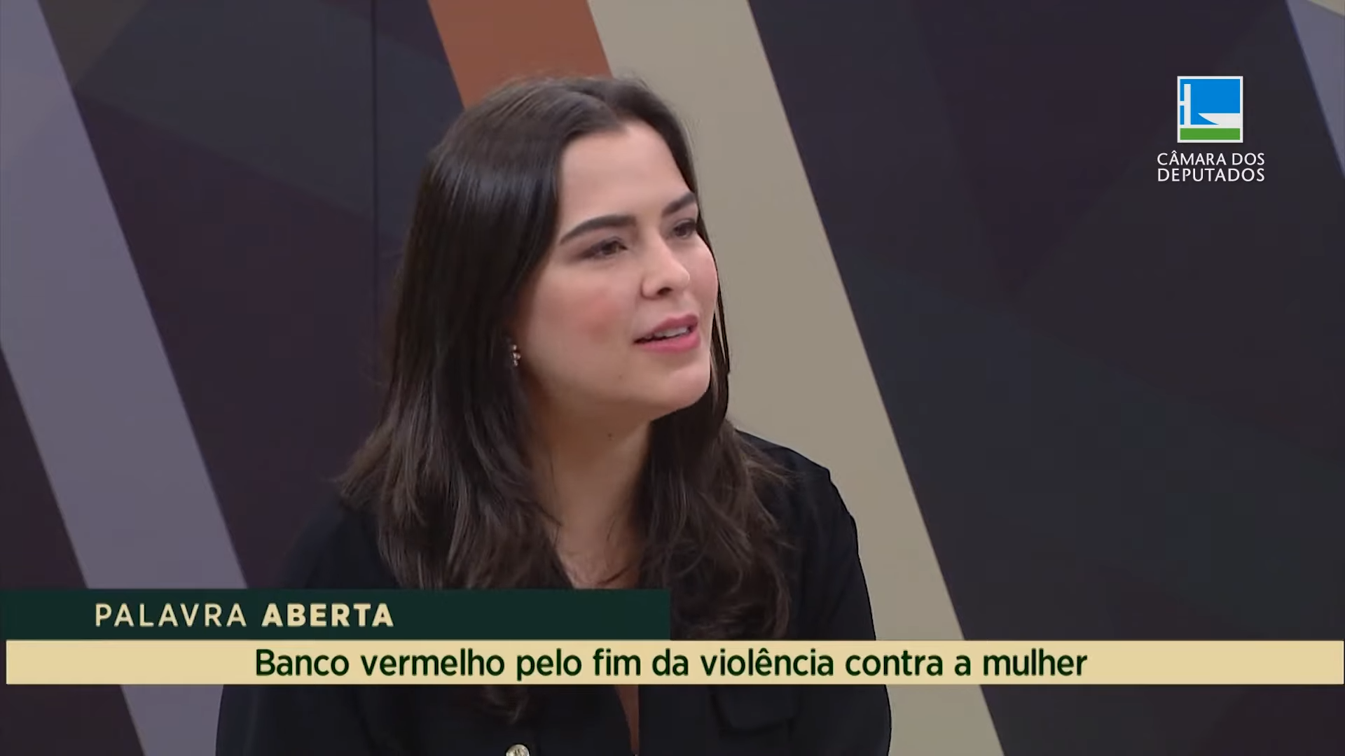 Maria Arraes comenta projeto de banco vermelho pelo fim da violência contra a mulher
