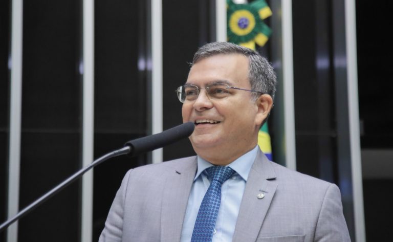 Deputado Dr. Allan Garcês fala ao microfone