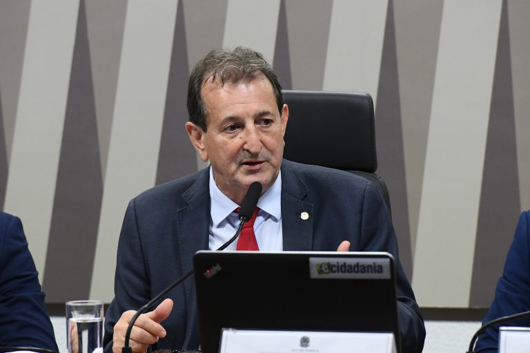 Deputado Nilto Tatto fala ao microfone