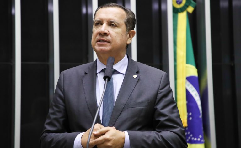 Deputado Hildo do Candango fala ao microfone