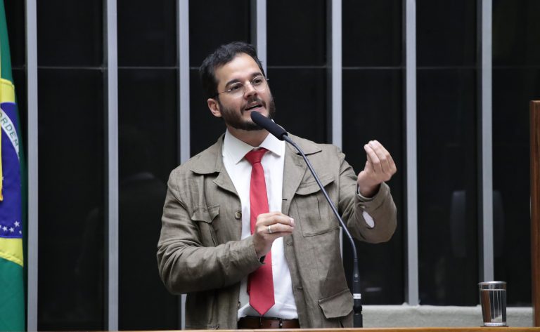 Deputado Túlio Gadelha fala ao microfone
