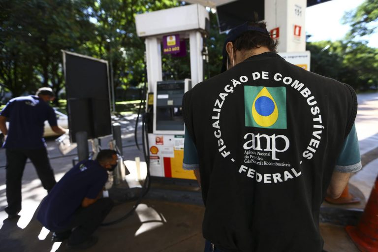 Fiscal analisa bomba em posto de combustível