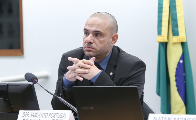 Deputado Sargento Portugal fala ao microfone