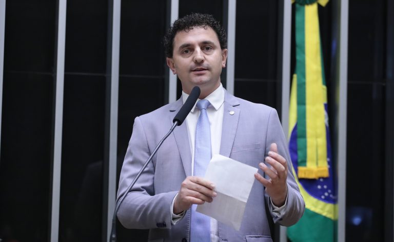 Deputado Pezenti fala ao microfone