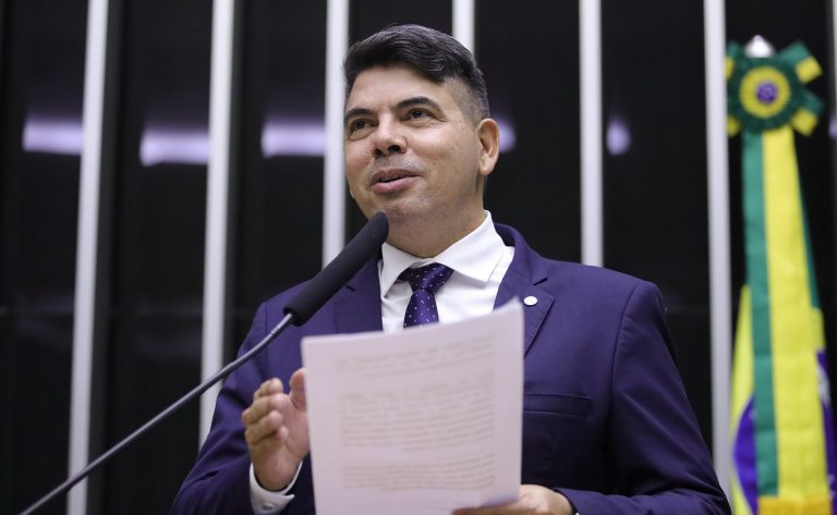 Deputado Messias Donato fala ao microfone