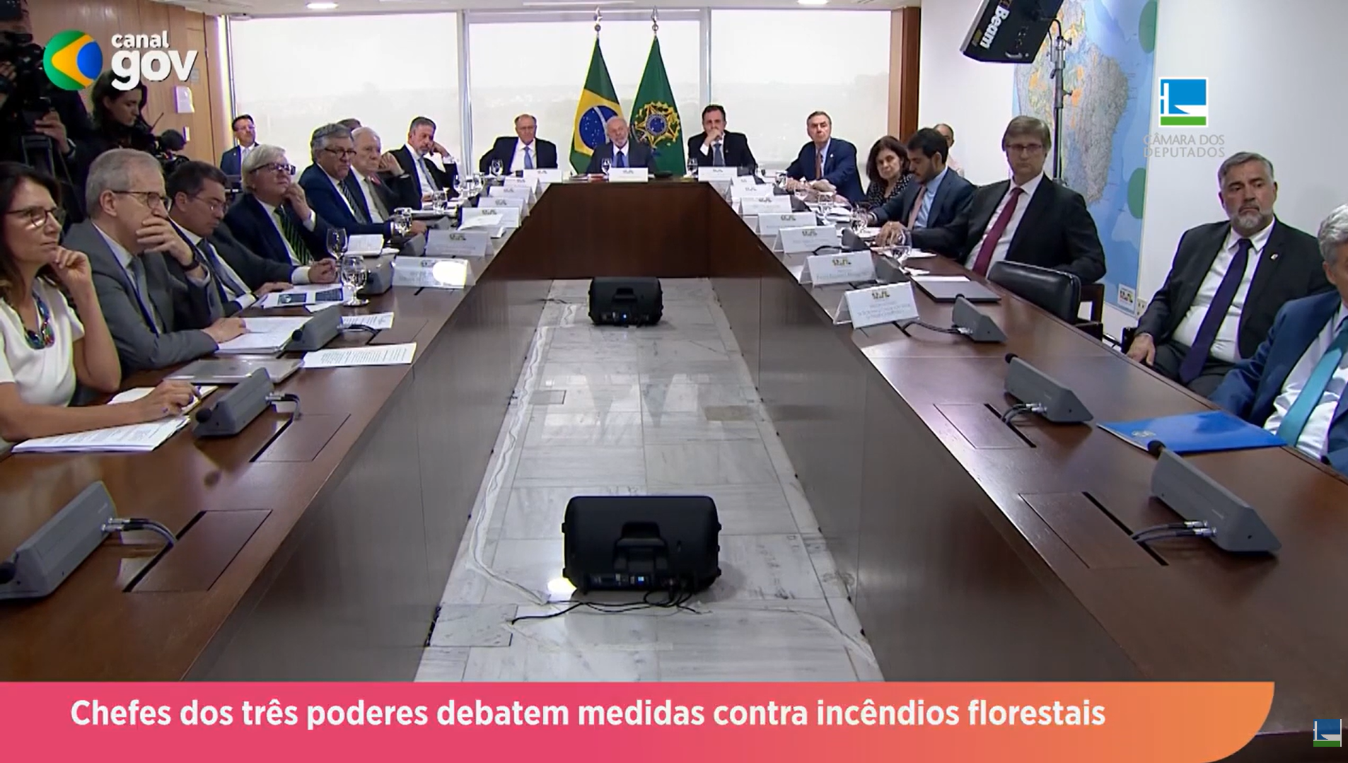 Chefes dos três poderes debatem medidas contra incêndios florestais