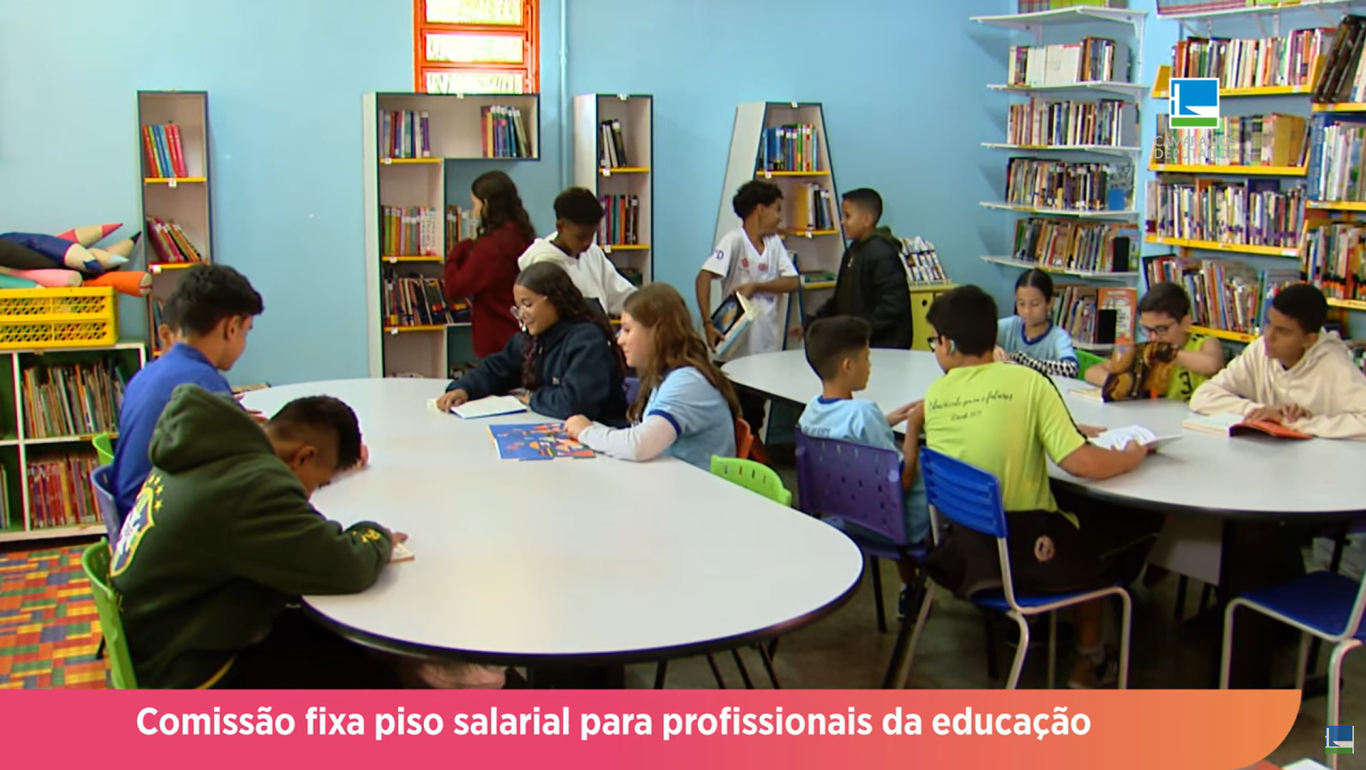 Comissão fixa piso salarial para profissionais da educação