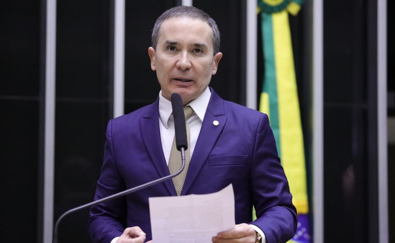 Deputado Duda Ramos fala ao microfone