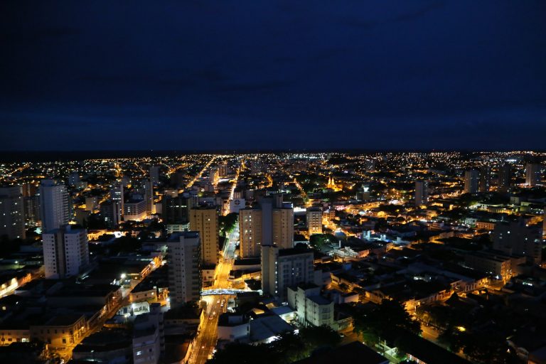 Cidades - serviços públicos - iluminação pública energia elétrica postes municípios (vista noturna de Uberaba-MG)