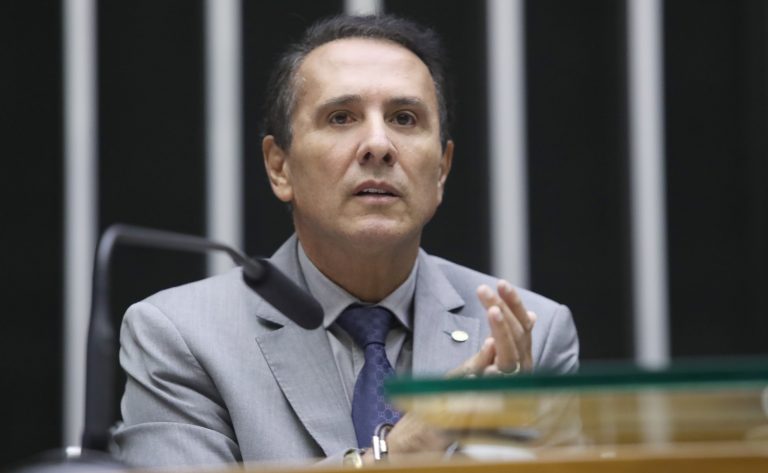 Deputado Carlos Henrique Gaguim fala ao microfone