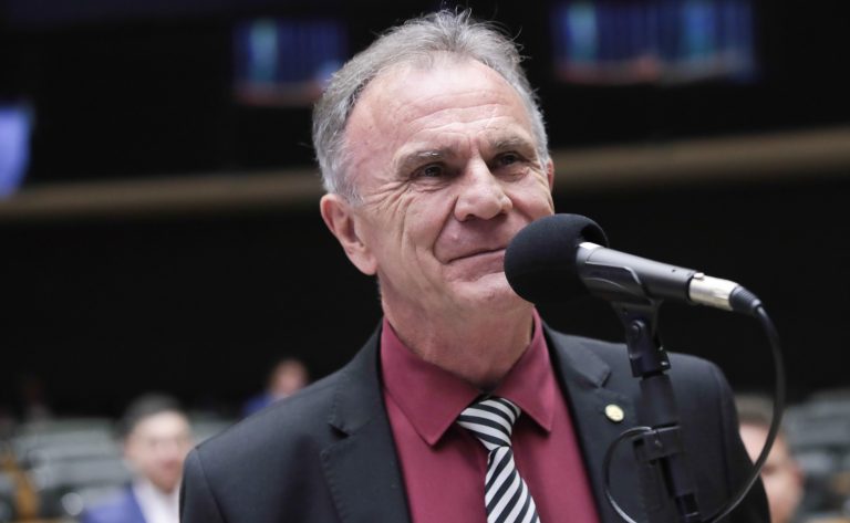 Deputado Toninho Wandscheer fala ao microfone