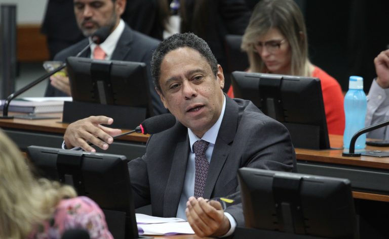 Deputado Orlando Silva fala ao microfone