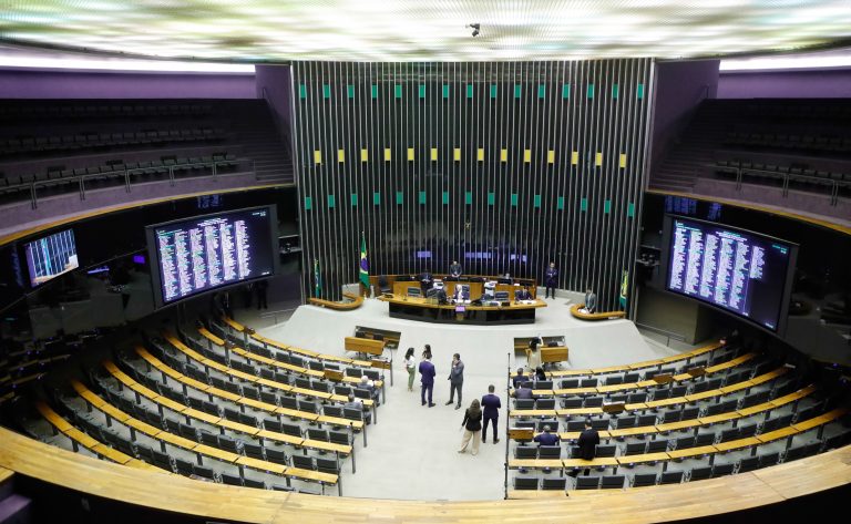 Discussão e votação de propostas legislativas.