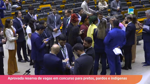 Câmara aprova ampliação de cotas em concursos públicos negros, indígenas e quilombolas; e mais recursos para o Pronampe