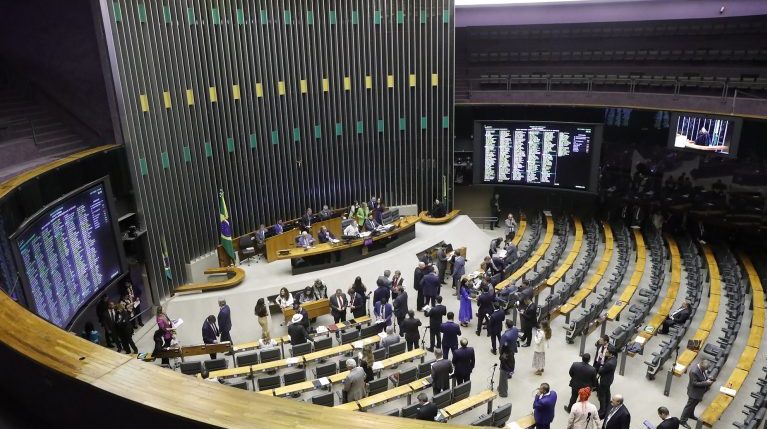 Discussão e votação de propostas legislativas.