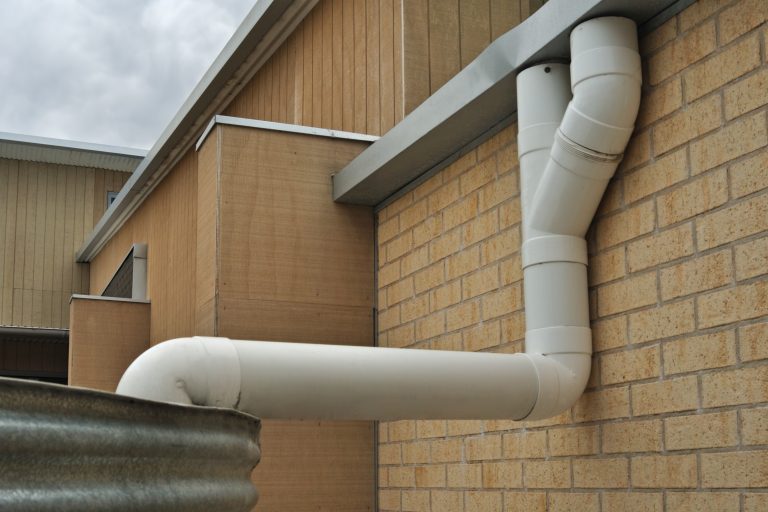 Sistema de calhas e canos captam água da chuva