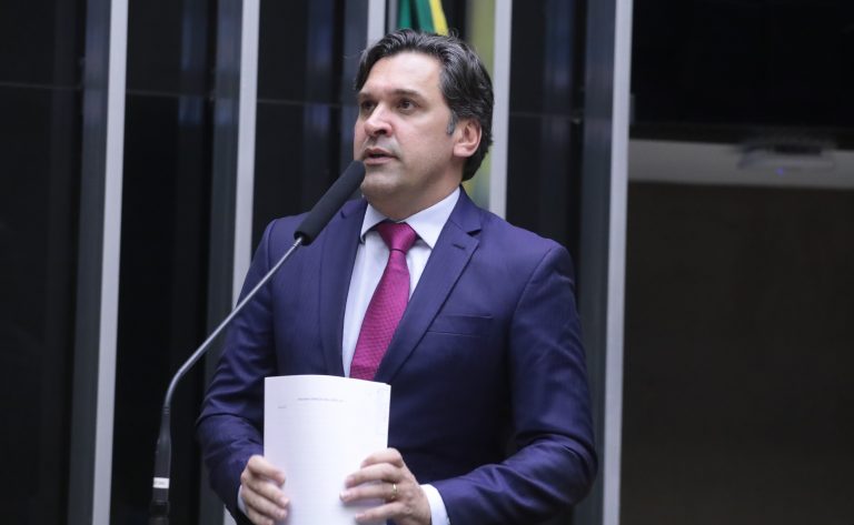 Discussão e votação de propostas legislativas.