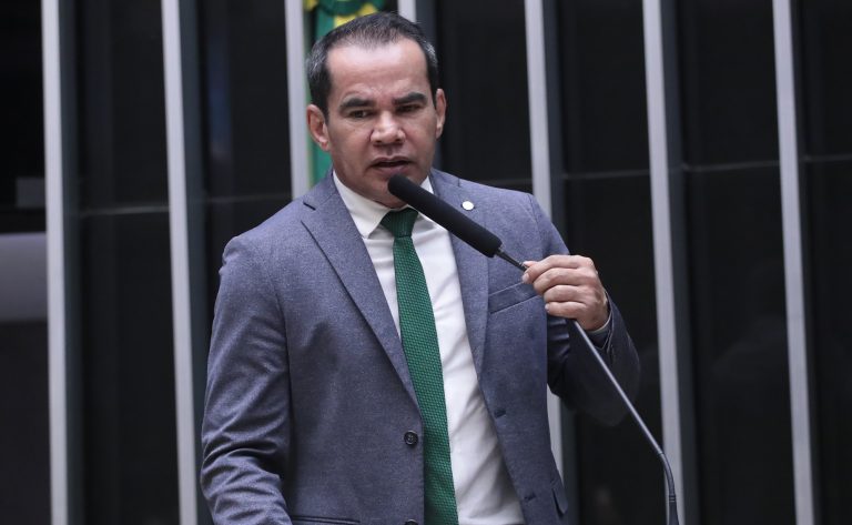 Deputado Defensor Stélio Dener fala ao microfone