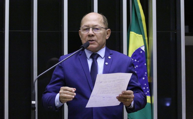 Deputado Coronel Chrisóstomo fala ao microfone 