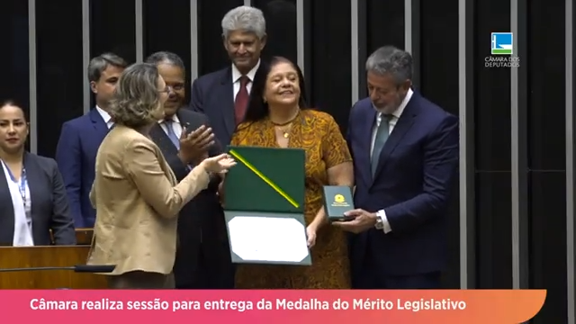Sessão Solene para entrega da Medalha Mérito Legislativo é realizada na Câmara