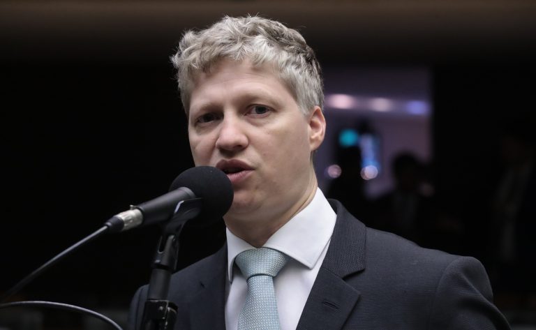 Deputado Marcel van Hattem fala ao microfone