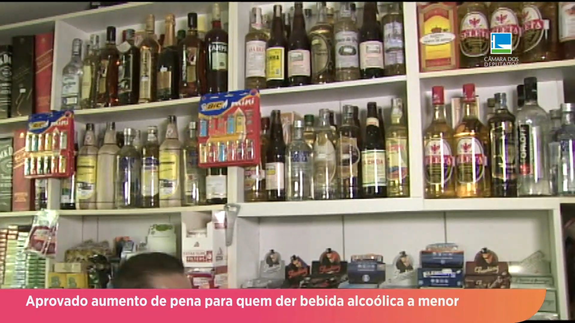 Aumento de pena para quem der bebida alcoólica a menor é aprovado