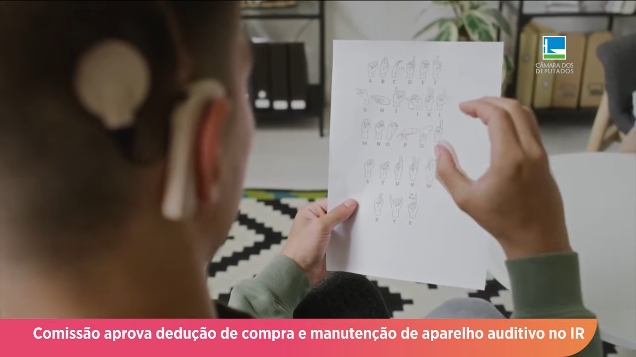 Comissão aprova dedução de compra e manutenção de aparelho auditivo no Imposto de Renda