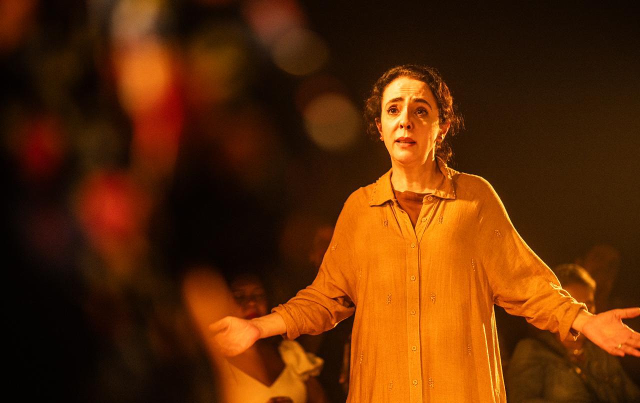 Sílvia Buarque comemora 40 anos de carreira emocionando o público e fazendo muitos planos