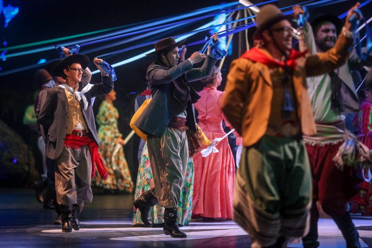 Homens e mulheres dançam