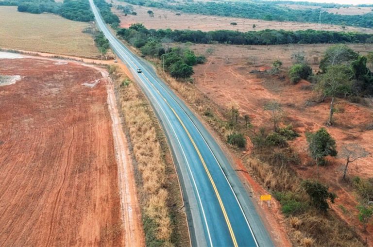 Vista aérea de uma estrada