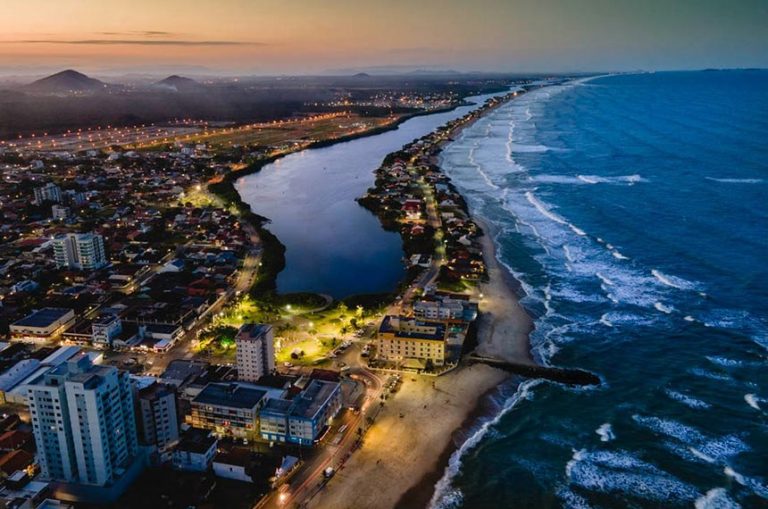 Vista aérea de uma cidade litorânea